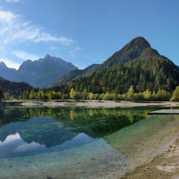 Vue sur le lac Jasna en Slovénie
