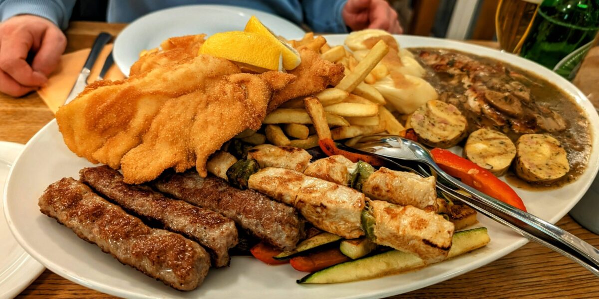 Grill slovène mixte servi au restaurant