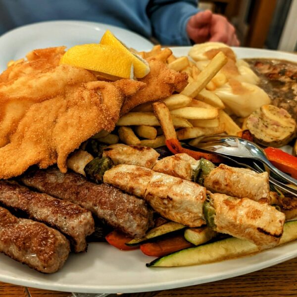 Grill slovène mixte servi au restaurant
