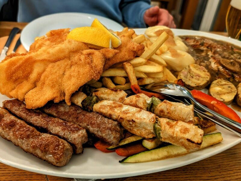 Grill slovène mixte servi au restaurant