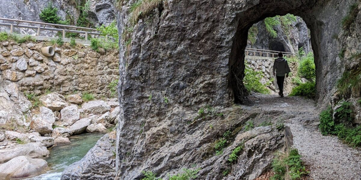 Paysage de la gorge de Dovžan avec falaises et rivière