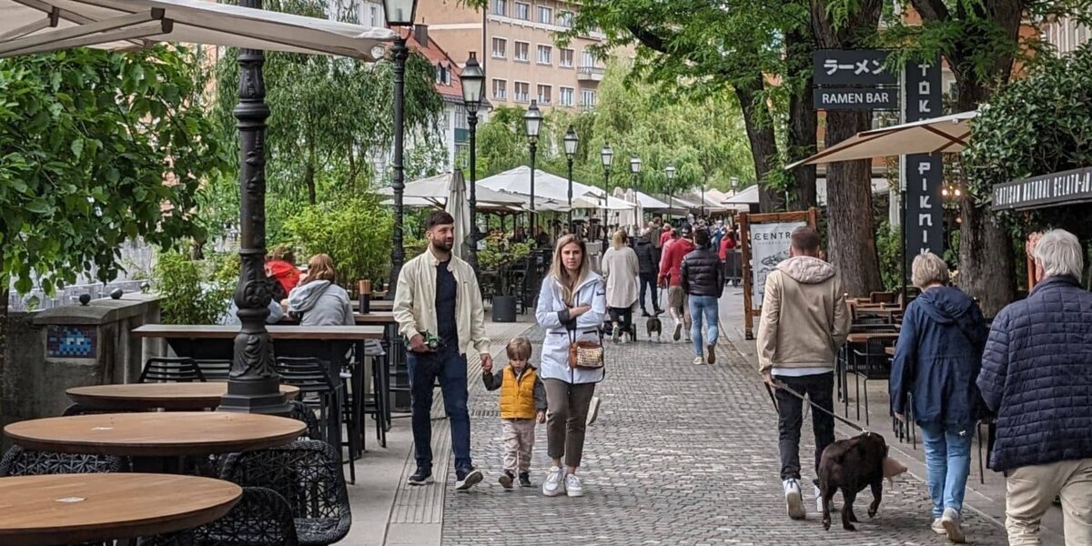 Terrasses au bord de la rivière, centre-ville de Ljubljana