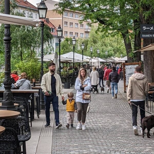 Terrasses au bord de la rivière, centre-ville de Ljubljana