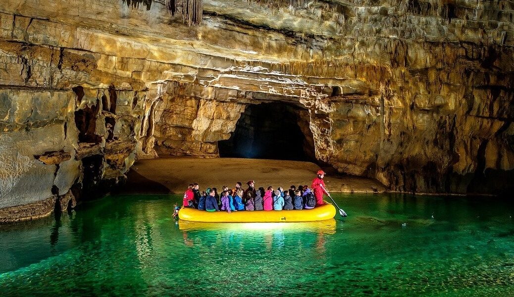 Entrée de la grotte de Krizna Jama et son paysage souterrain