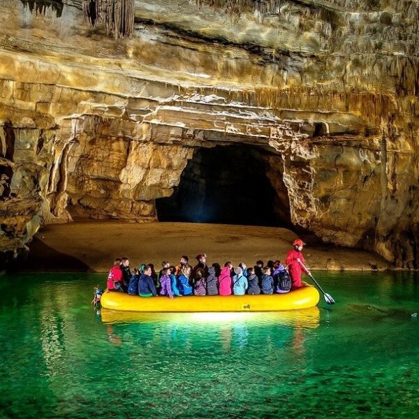 Entrée de la grotte de Krizna Jama et son paysage souterrain