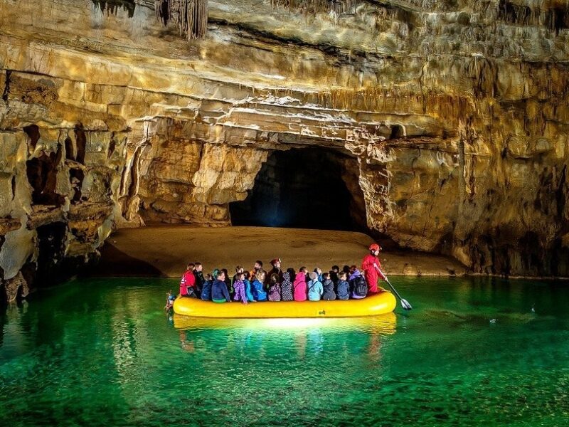 Entrée de la grotte de Krizna Jama et son paysage souterrain