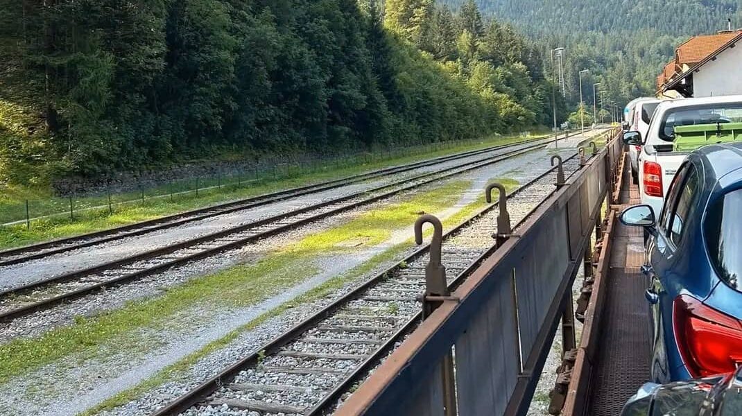 Vue d’un appartement en Slovénie avec train-auto dans les montagnes