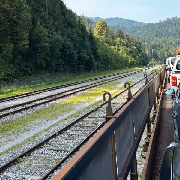 Vue d’un appartement en Slovénie avec train-auto dans les montagnes