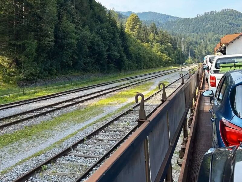Vue d’un appartement en Slovénie avec train-auto dans les montagnes