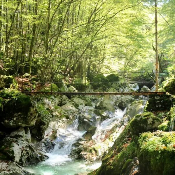 Vallée de Boveč avec sentiers de randonnée, rivière Soča et cascades