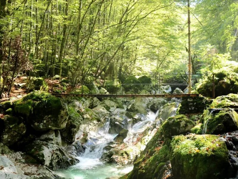 Vallée de Boveč avec sentiers de randonnée, rivière Soča et cascades