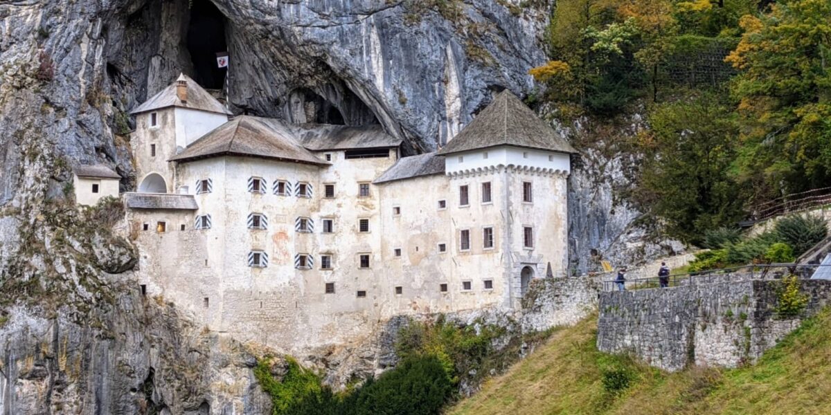 Château creusé dans une falaise, Predjama