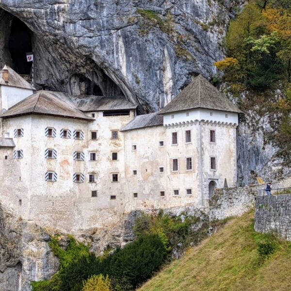 Château creusé dans une falaise, Predjama