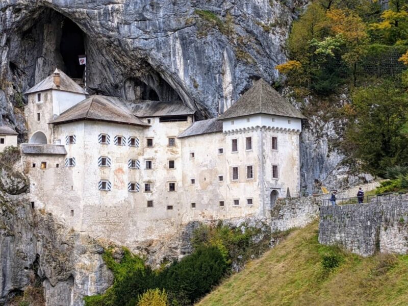 Château creusé dans une falaise, Predjama