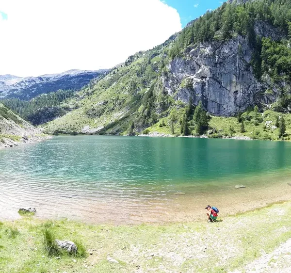 Vue du lac de montagne Krsnko Jezero dans les Alpes juliennes