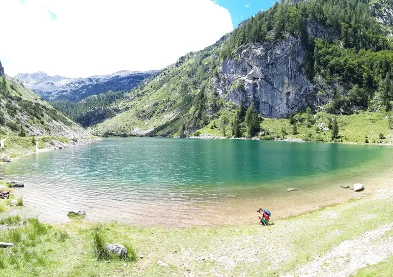 Vue du lac de montagne Krsnko Jezero dans les Alpes juliennes