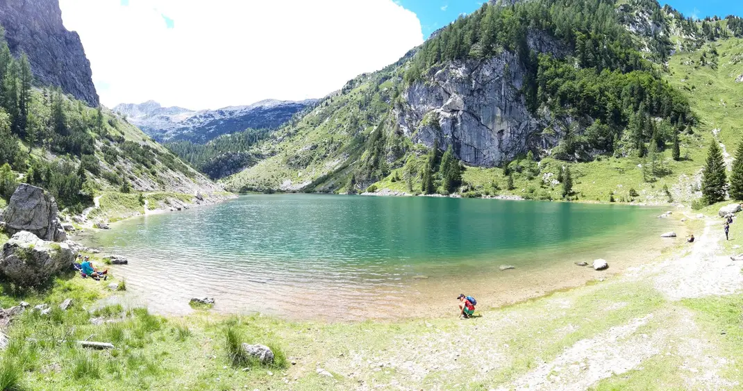 Vue du lac de montagne Krsnko Jezero dans les Alpes juliennes