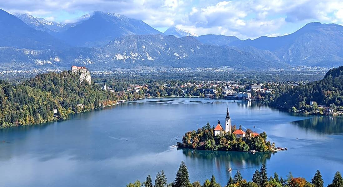 Vue panoramique du lac de Bled, église sur l’île et montagnes