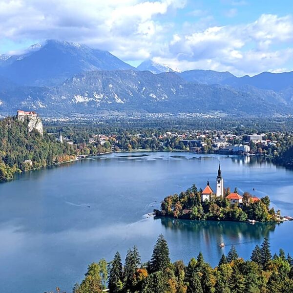 Vue panoramique du lac de Bled, église sur l’île et montagnes