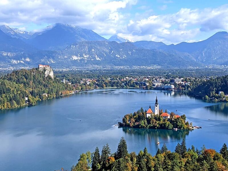 Vue panoramique du lac de Bled, église sur l’île et montagnes
