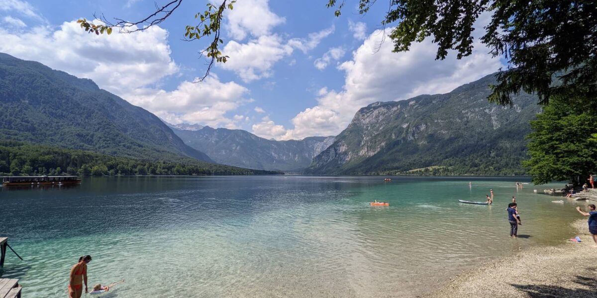 Paysage du lac de Bohinj sous le soleil, montagnes en arrière-plan