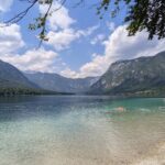 Paysage du lac de Bohinj sous le soleil, montagnes en arrière-plan