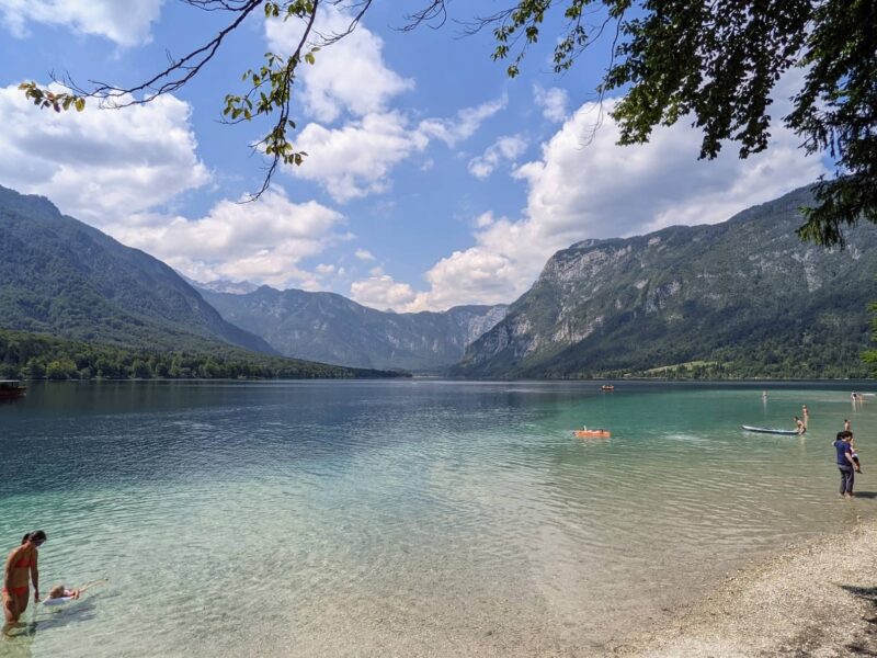 Paysage du lac de Bohinj sous le soleil, montagnes en arrière-plan