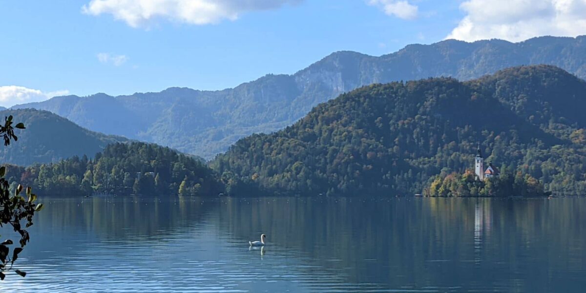 Vue du lac de Bled entouré de montagnes en Slovénie