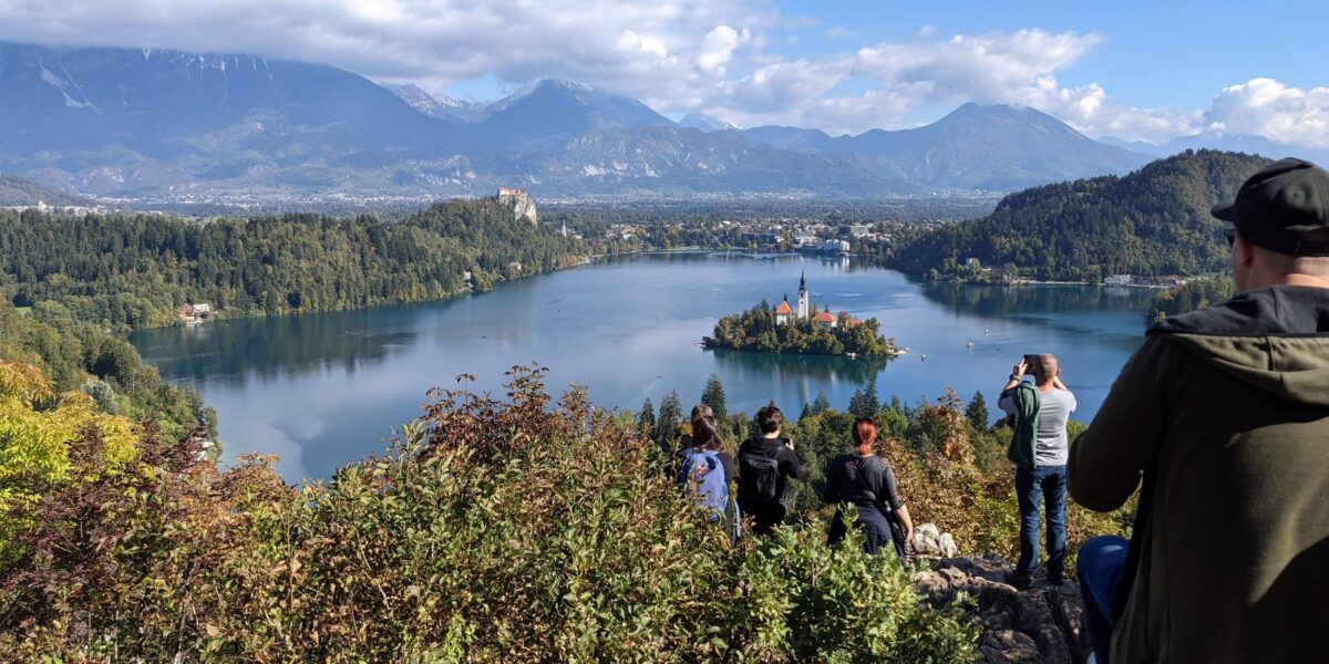 Belvédère avec vue sur le lac de Bled, Slovénie, sentier et panorama