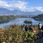 Belvédère avec vue sur le lac de Bled, Slovénie, sentier et panorama