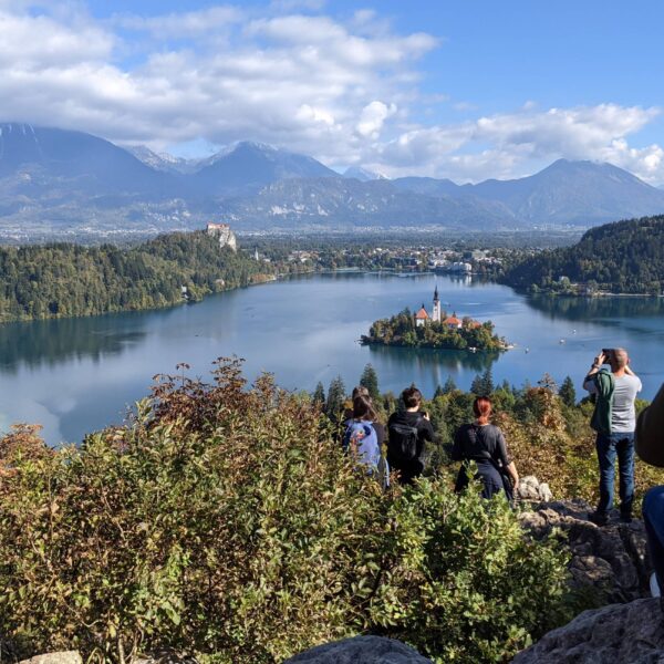 Belvédère avec vue sur le lac de Bled, Slovénie, sentier et panorama