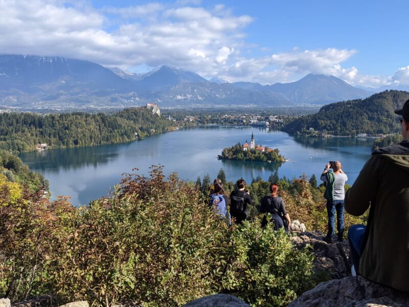 Belvédère avec vue sur le lac de Bled, Slovénie, sentier et panorama