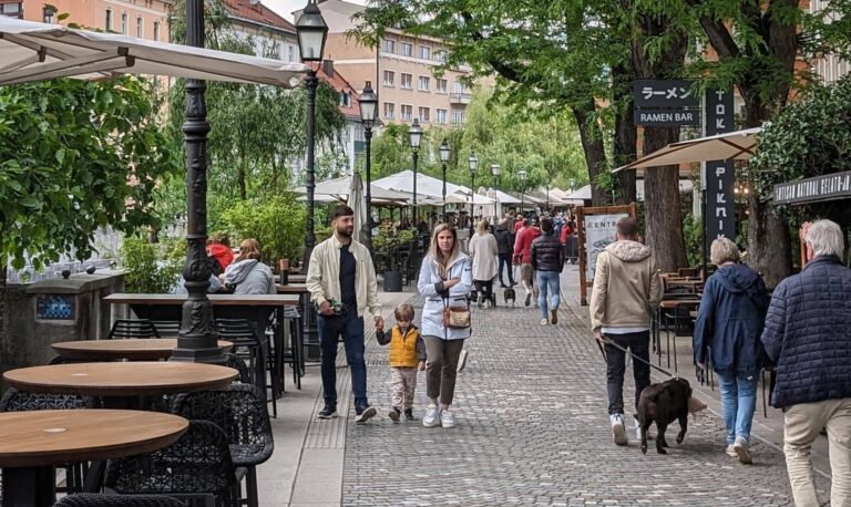 Terrasses sur les quais dans le centre-ville de Ljubljana