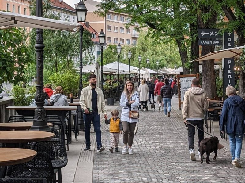 Terrasses sur les quais dans le centre-ville de Ljubljana