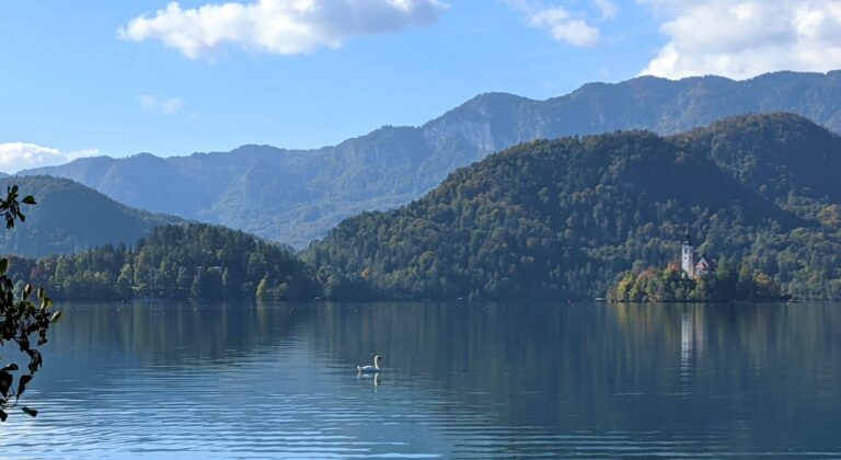 Le lac de Bled en Slovénie, entouré de nature