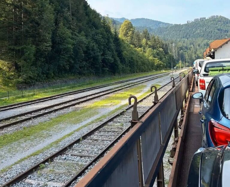 Autotrain en Slovénie avec voiture passant à travers la montagne, photo sur l'autotrain