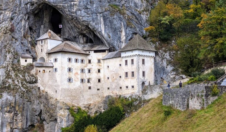 Château dans une falaise, Predjama