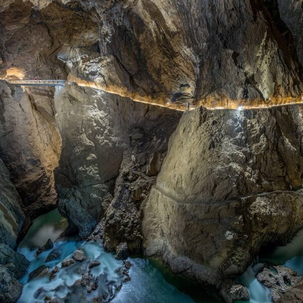 Entrée et formations rocheuses spectaculaires dans les grottes de Škocjan