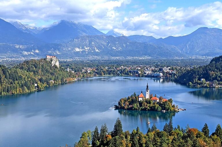 Vue du lac de Bled avec son île, ses montagnes et son château