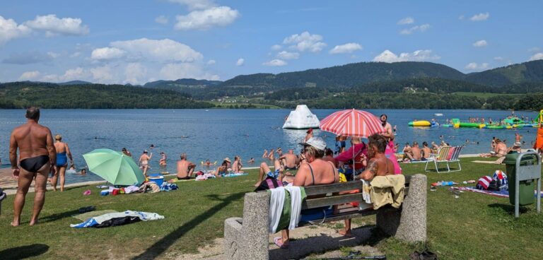 Jeunes profitant de la plage au bord du lac de Velenje sous le soleil