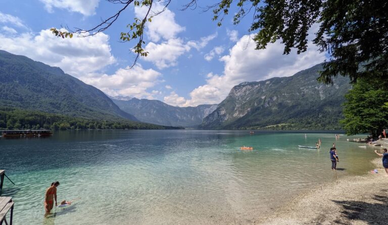 Paysage du lac de Bohinj en Slovénie, eaux claires et montagnes