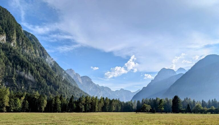 vue sur la route, la nature et la cascade de Peričnik près de Mojstrana
